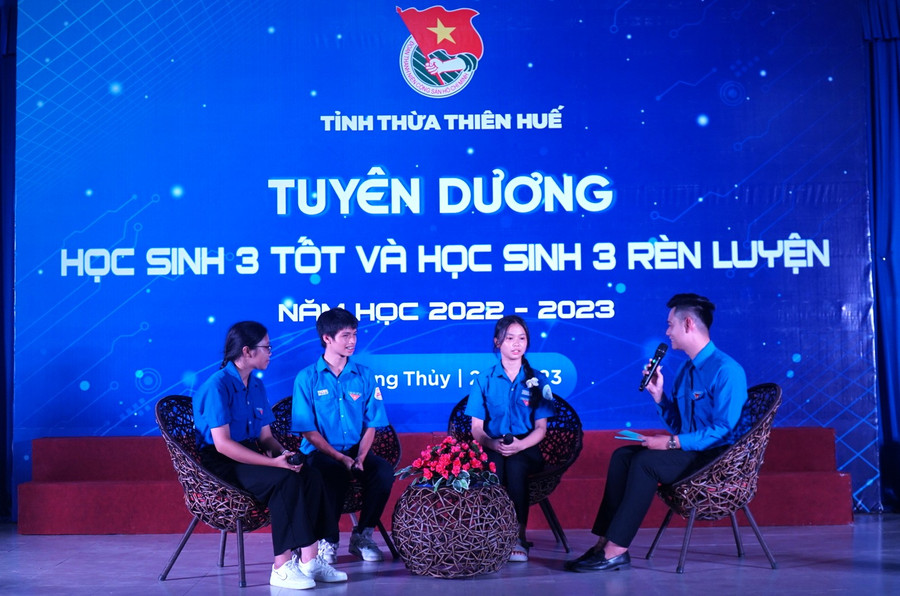 Phần gặp gỡ, giao lưu và lắng nghe những chia sẻ của 3 gương học sinh tiêu biểu tại lễ tuyên dương. Phần gặp gỡ, giao lưu và lắng nghe những chia sẻ của 3 gương học sinh tiêu biểu tại lễ tuyên dương.