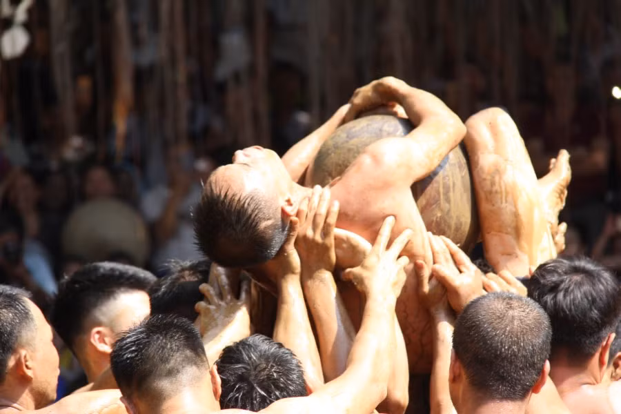 Về Vân xem hội vật cầu bùn ảnh 6