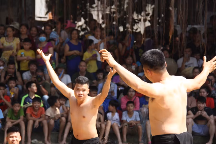 Động tác se đài trước trận đấu. Ảnh: TG.