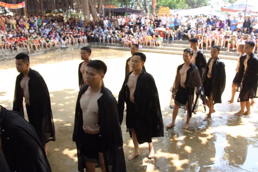 Các trai đinh chuẩn bị xuất quân.