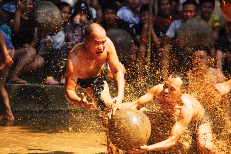 Một pha tranh cầu quyết liệt.