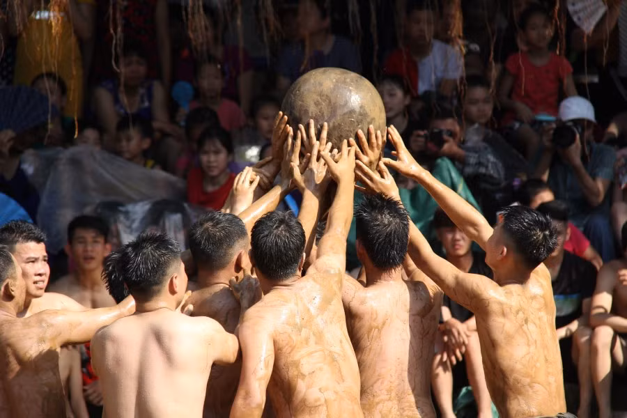 Về Vân xem hội vật cầu bùn ảnh 7