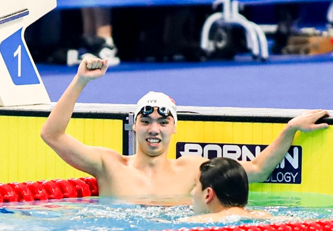 Kình ngư Nguyễn Huy Hoàng ăn mừng tấm HC đồng 800 m tự do tại ASIAD 19. Kình ngư Nguyễn Huy Hoàng ăn mừng tấm HC đồng 800 m tự do tại ASIAD 19.