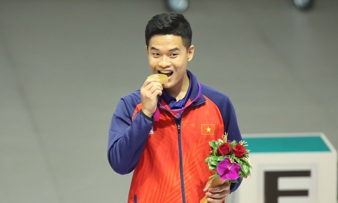 Quang Huy với chiếc Huy chương Vàng bắn súng tại ASIAD 19. Quang Huy với chiếc Huy chương Vàng bắn súng tại ASIAD 19.