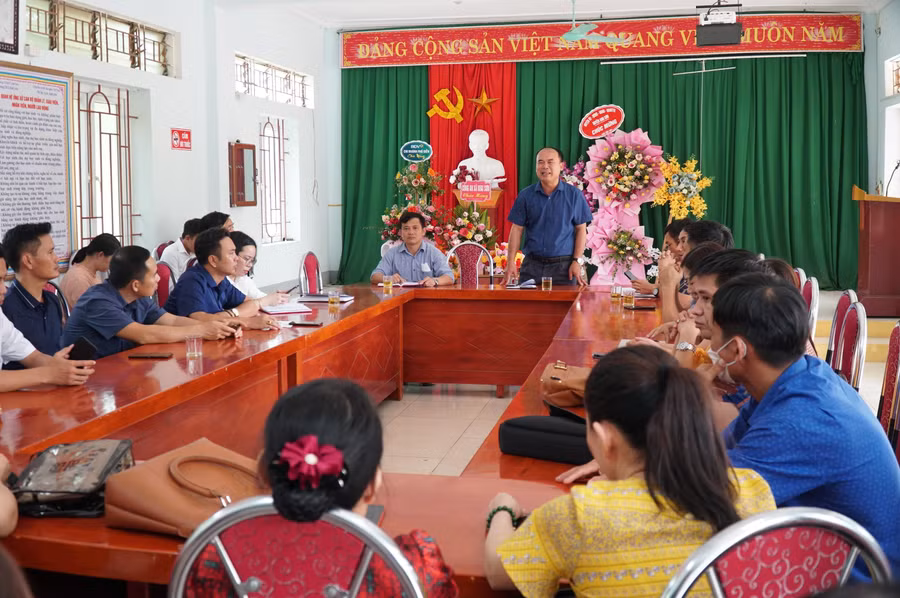 Lãnh đạo huyện Anh Sơn, Nghệ An họp tháo gỡ vướng mắc về việc sáp nhập trường với cán bộ, giáo viên Trường THCS Khai Lạng.