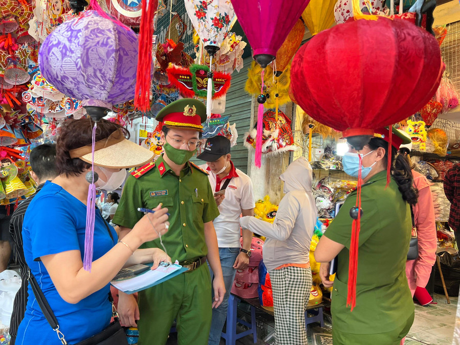 Kiểm tra công tác phòng chống cháy nổ ở chợ Trung thu truyền thống sáng 7/9.