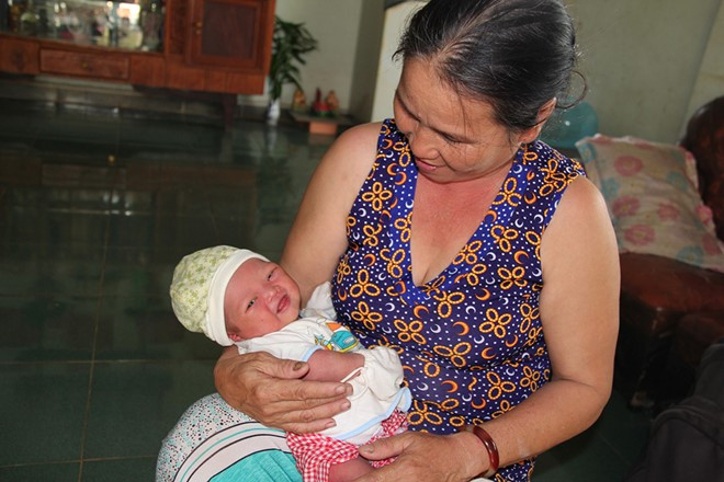 Bé trai nặng 3,2 kg đang được vợ chồng ông Tuấn và người phụ nữ có con nhỏ trực tiếp chăm sóc. Ảnh:N.A Bé trai nặng 3,2 kg đang được vợ chồng ông Tuấn và người phụ nữ có con nhỏ trực tiếp chăm sóc. Ảnh:N.A