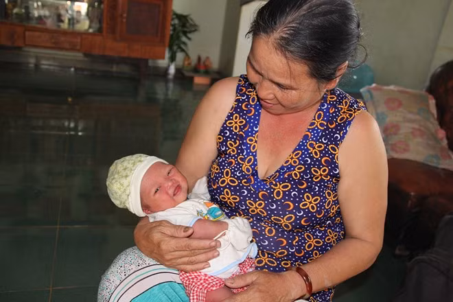 Bé trai nặng 3,2 kg đang được vợ chồng ông Tuấn và người phụ nữ có con nhỏ trực tiếp chăm sóc. Ảnh:N.A