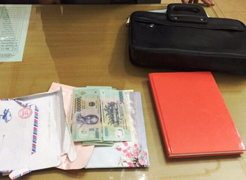 csgt-hai-phong-tra-lai-cap-tien-vang-cho-nguoi-danh-roi-1