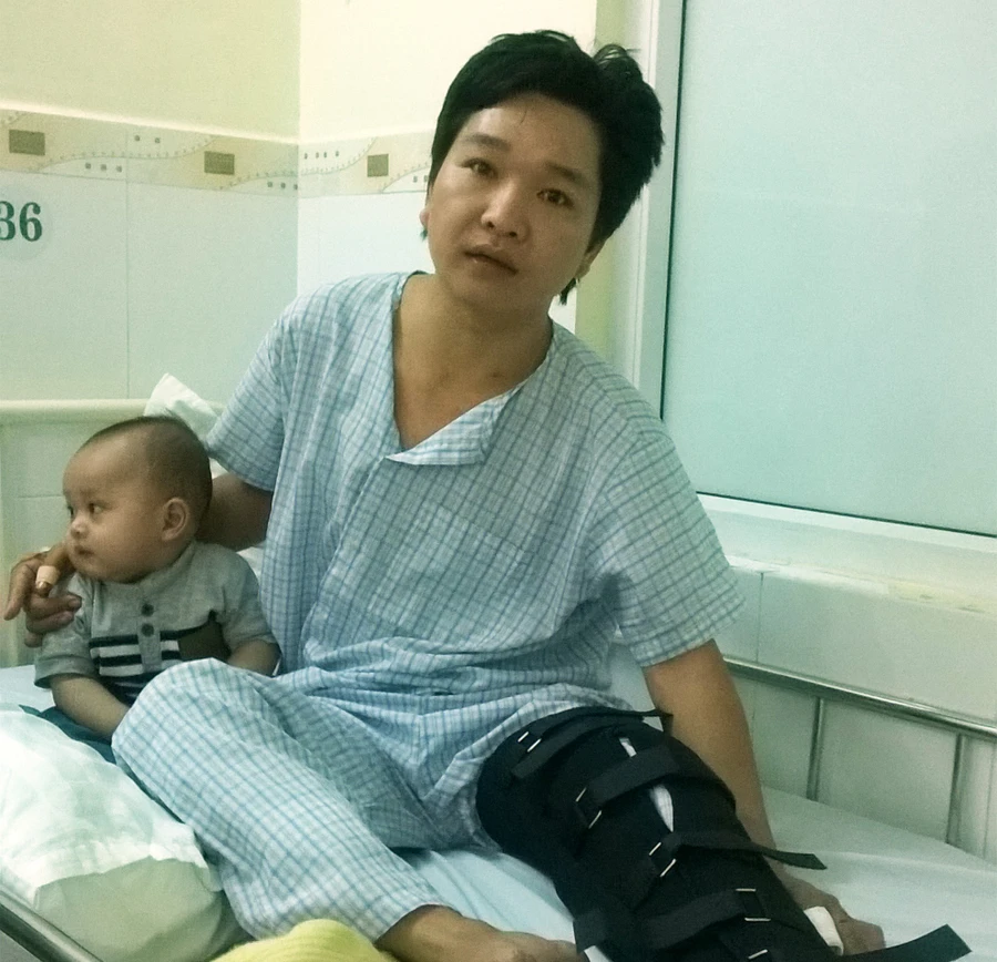 Cả gia đình bị 2 côn đồ bịt mặt chém trong đêm