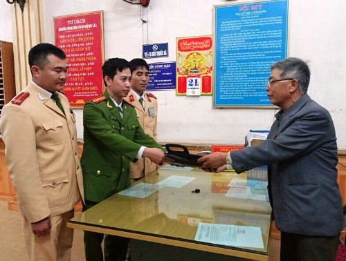 csgt-hai-phong-tra-lai-cap-tien-vang-cho-nguoi-danh-roi