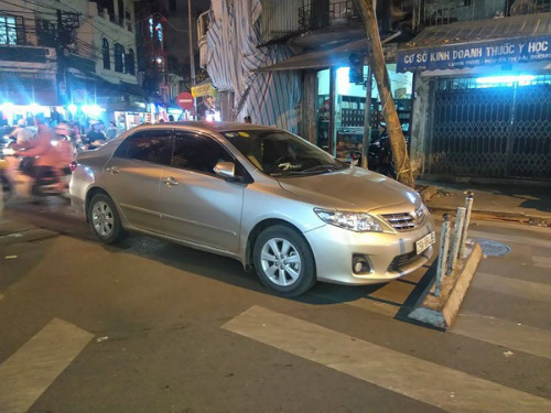 Lái xe dùng barie làm chỗ đỗ ôtô giữa đường. ten-cuop-sa-luoi-vi-nu-nan-nhan-qua-depnong-tren-mang-xh-6