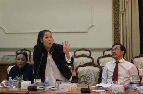 NSND Hồng Vân cho rằng Nhà nước cần có định hướng và giao việc cho giới văn nghệ sĩ. ten-cuop-sa-luoi-vi-nu-nan-nhan-qua-depnong-tren-mang-xh-7