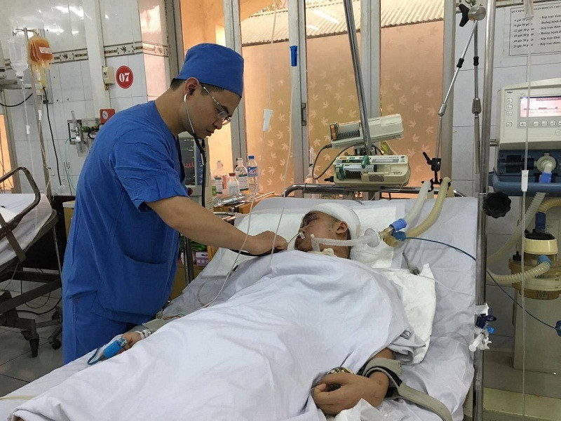 Bác sĩ Khương thăm khám cho bệnh nhân Lệ tại khoa Hồi sức tích cực. Ảnh: HQ.