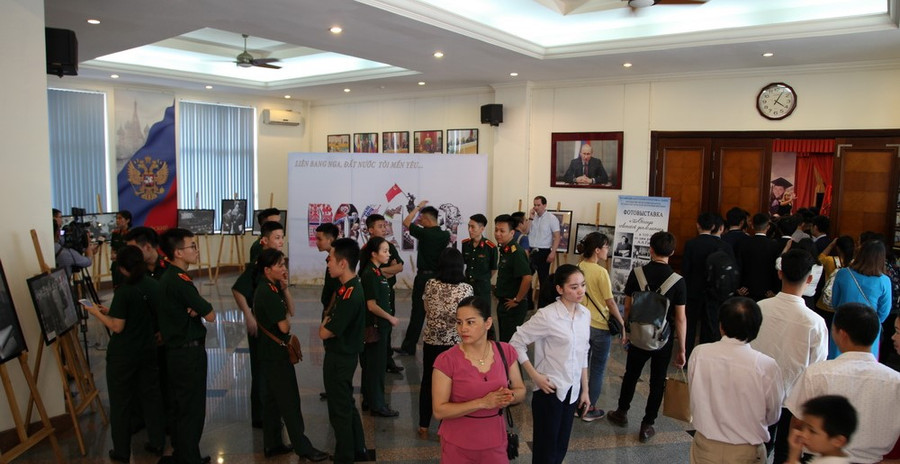 Triển lãm ảnh tại Trung tâm Khoa học và Văn hóa Nga.