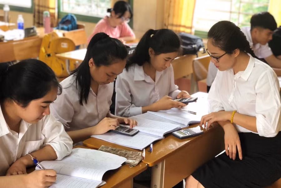Cô giáo đang hướng dẫn HS ôn thi THPT quốc gia 2019.