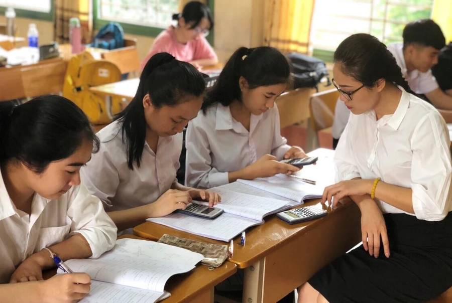 Cô giáo đang hướng dẫn HS ôn thi THPT quốc gia 2019.