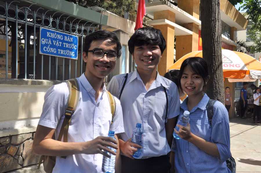 Sĩ tử phấn khởi sau giờ thi trên đảo Lý Sơn