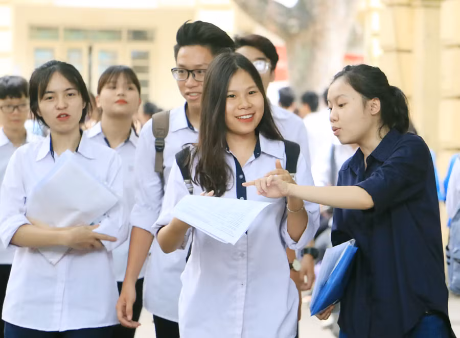 Niềm vui của thí sinh sau bài thi tổ hợp KHTN. Ảnh Cao từ