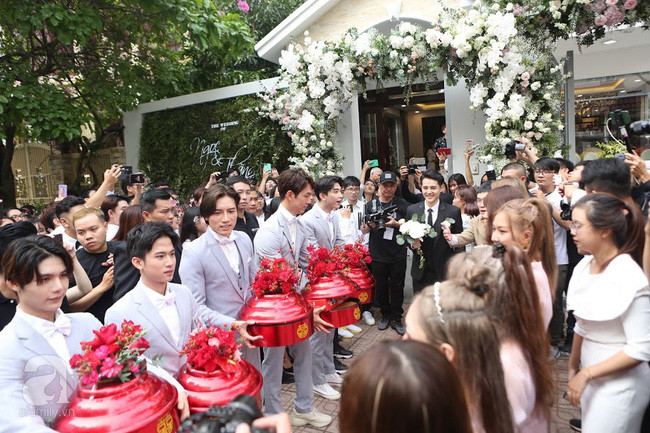 Mãn nhãn trước màn thử thách rước dâu với cả tô chanh trong ngày trọng đại của Ông Cao Thắng - Đông Nhi - Ảnh 2. Mãn nhãn trước màn thử thách rước dâu với cả tô chanh trong ngày trọng đại của Ông Cao Thắng - Đông Nhi - Ảnh 2.