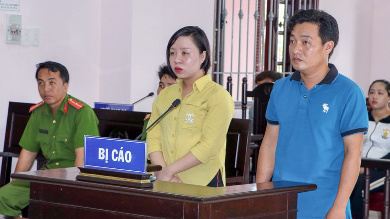 Hai bị cáo Vy và Luân tại tòa sơ thẩm.