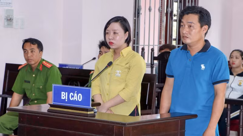 Hai bị cáo Vy và Luân tại tòa sơ thẩm.