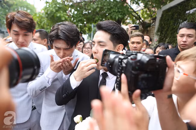 Mãn nhãn trước màn thử thách rước dâu với cả tô chanh trong ngày trọng đại của Ông Cao Thắng - Đông Nhi - Ảnh 10. Mãn nhãn trước màn thử thách rước dâu với cả tô chanh trong ngày trọng đại của Ông Cao Thắng - Đông Nhi - Ảnh 10.