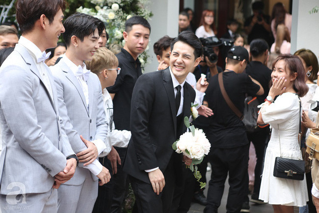 Mãn nhãn trước màn thử thách rước dâu với cả tô chanh trong ngày trọng đại của Ông Cao Thắng - Đông Nhi - Ảnh 6. Mãn nhãn trước màn thử thách rước dâu với cả tô chanh trong ngày trọng đại của Ông Cao Thắng - Đông Nhi - Ảnh 6.