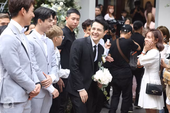 Mãn nhãn trước màn thử thách rước dâu với cả tô chanh trong ngày trọng đại của Ông Cao Thắng - Đông Nhi - Ảnh 6.