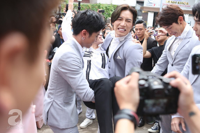 Mãn nhãn trước màn thử thách rước dâu với cả tô chanh trong ngày trọng đại của Ông Cao Thắng - Đông Nhi - Ảnh 7. Mãn nhãn trước màn thử thách rước dâu với cả tô chanh trong ngày trọng đại của Ông Cao Thắng - Đông Nhi - Ảnh 7.