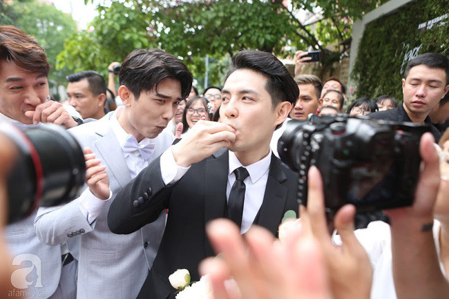 Mãn nhãn trước màn thử thách rước dâu với cả tô chanh trong ngày trọng đại của Ông Cao Thắng - Đông Nhi - Ảnh 8. Mãn nhãn trước màn thử thách rước dâu với cả tô chanh trong ngày trọng đại của Ông Cao Thắng - Đông Nhi - Ảnh 8.