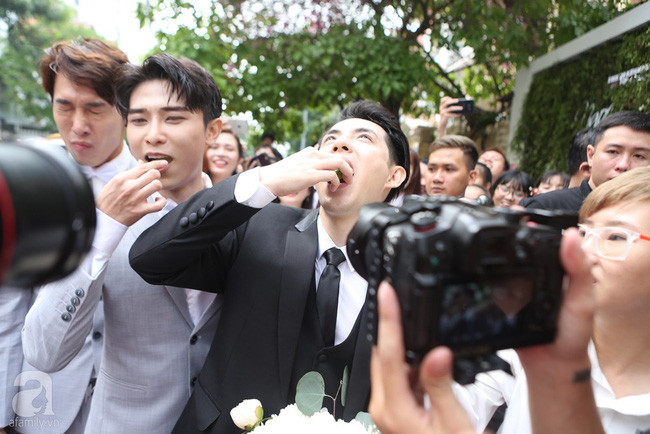 Mãn nhãn trước màn thử thách rước dâu với cả tô chanh trong ngày trọng đại của Ông Cao Thắng - Đông Nhi - Ảnh 11. Mãn nhãn trước màn thử thách rước dâu với cả tô chanh trong ngày trọng đại của Ông Cao Thắng - Đông Nhi - Ảnh 11.