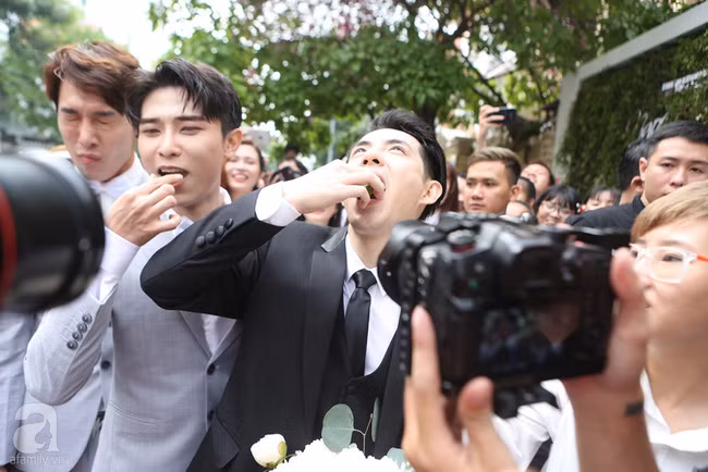 Mãn nhãn trước màn thử thách rước dâu với cả tô chanh trong ngày trọng đại của Ông Cao Thắng - Đông Nhi - Ảnh 11. Mãn nhãn trước màn thử thách rước dâu với cả tô chanh trong ngày trọng đại của Ông Cao Thắng - Đông Nhi - Ảnh 11.