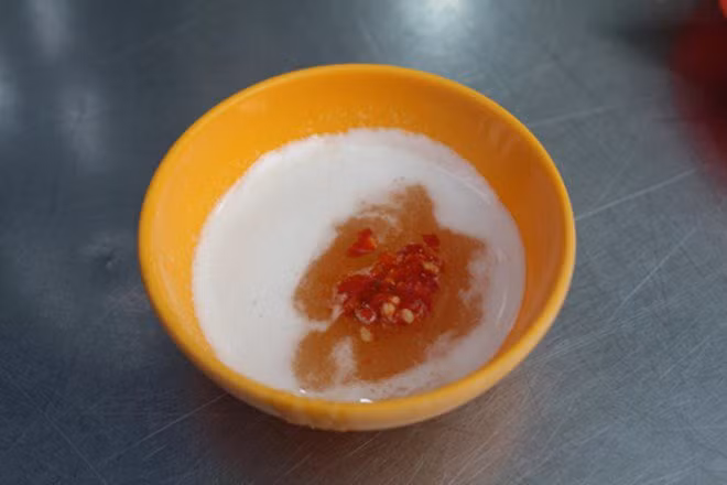 mam sua la thu nuoc cham ky la gi ma khien hoa hau tre nhat viet nam me met? - 5