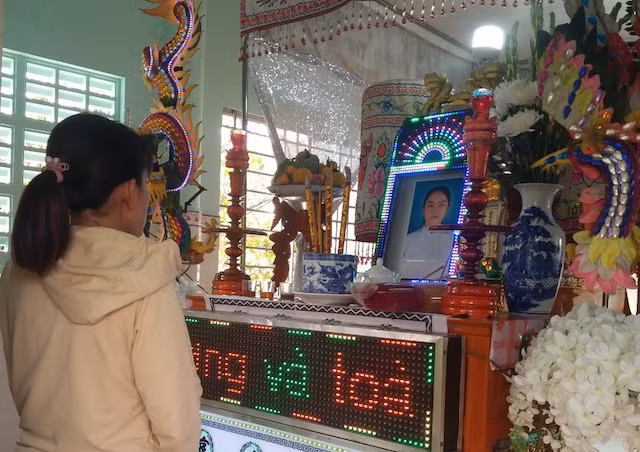 Người thân lo hậu sự cho nữ sinh vắn số. Ảnh: Anh Minh.