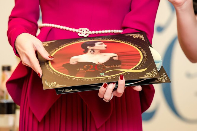 Vé xem Q-Show 2 được Lệ Quyên trực tiếp cầm giới thiệu trên sân khấu thể hiện sự đầu tư và kì công. Tấm vé mô phỏng chiếc đĩa than được thiết kế cầu kỳ với chất liệu cao cấp và nặng gần 1kg sẽ không đơn thuần là vé vào xem, mà còn là một “kỉ vật” để những ai yêu Lệ Quyên và tiếng hát của cô có thể giữ lại làm kỉ niệm. Vé xem Q-Show 2 được Lệ Quyên trực tiếp cầm giới thiệu trên sân khấu thể hiện sự đầu tư và kì công. Tấm vé mô phỏng chiếc đĩa than được thiết kế cầu kỳ với chất liệu cao cấp và nặng gần 1kg sẽ không đơn thuần là vé vào xem, mà còn là một “kỉ vật” để những ai yêu Lệ Quyên và tiếng hát của cô có thể giữ lại làm kỉ niệm.