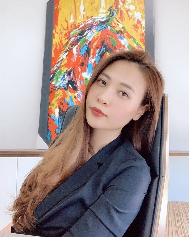 Ngày 23/4, cô có đăng tải bức chân dung bán thân và được Cường Đô La vào 