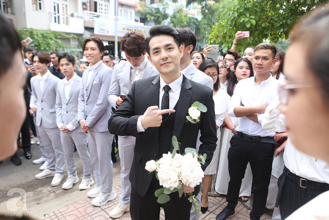 Mãn nhãn trước màn thử thách rước dâu với cả tô chanh trong ngày trọng đại của Ông Cao Thắng - Đông Nhi - Ảnh 4. Mãn nhãn trước màn thử thách rước dâu với cả tô chanh trong ngày trọng đại của Ông Cao Thắng - Đông Nhi - Ảnh 4.