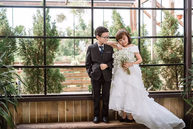 Chuyện tình của cặp đôi được gia đình, bạn bè…. ra sức ủng hộ.