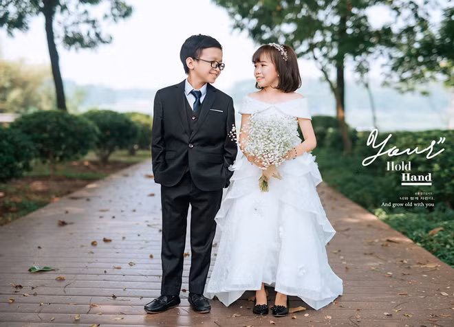 Hình ảnh đám cưới hạnh phúc của cặp đôi tí hon như học sinh tiểu học khiến nhiều người cảm thấy vui lây ảnh 2