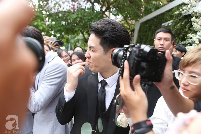 Mãn nhãn trước màn thử thách rước dâu với cả tô chanh trong ngày trọng đại của Ông Cao Thắng - Đông Nhi - Ảnh 9. Mãn nhãn trước màn thử thách rước dâu với cả tô chanh trong ngày trọng đại của Ông Cao Thắng - Đông Nhi - Ảnh 9.