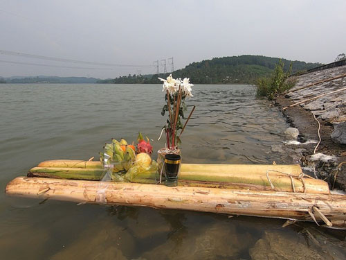 Dựng lại hiện trường vụ bà sát hại cháu ở Nghệ An Dựng lại hiện trường vụ bà sát hại cháu ở Nghệ An