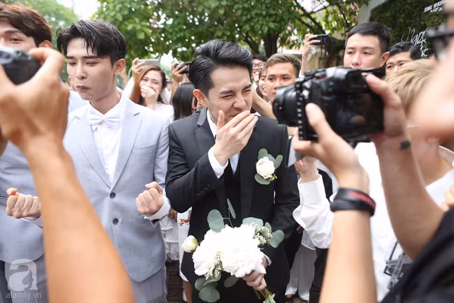 Mãn nhãn trước màn thử thách rước dâu với cả tô chanh trong ngày trọng đại của Ông Cao Thắng - Đông Nhi - Ảnh 12.