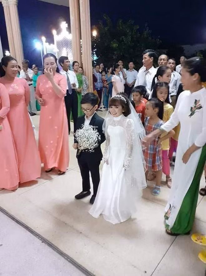 Rất đông người chứng kiến và chúc phúc cho cô dâu chú rể trong ngày trọng đại.