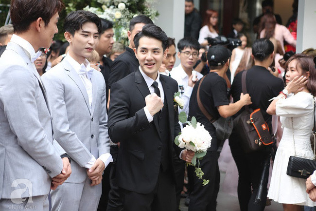 Mãn nhãn trước màn thử thách rước dâu với cả tô chanh trong ngày trọng đại của Ông Cao Thắng - Đông Nhi - Ảnh 5. Mãn nhãn trước màn thử thách rước dâu với cả tô chanh trong ngày trọng đại của Ông Cao Thắng - Đông Nhi - Ảnh 5.
