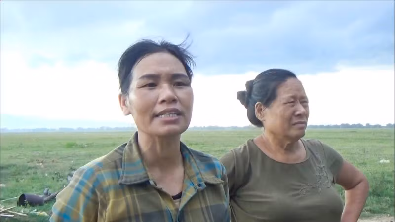 Bà Trương Thị Vinh (ảnh trái) – một trong 22 hộ tái định cư mong sớm được cấp bìa đất.