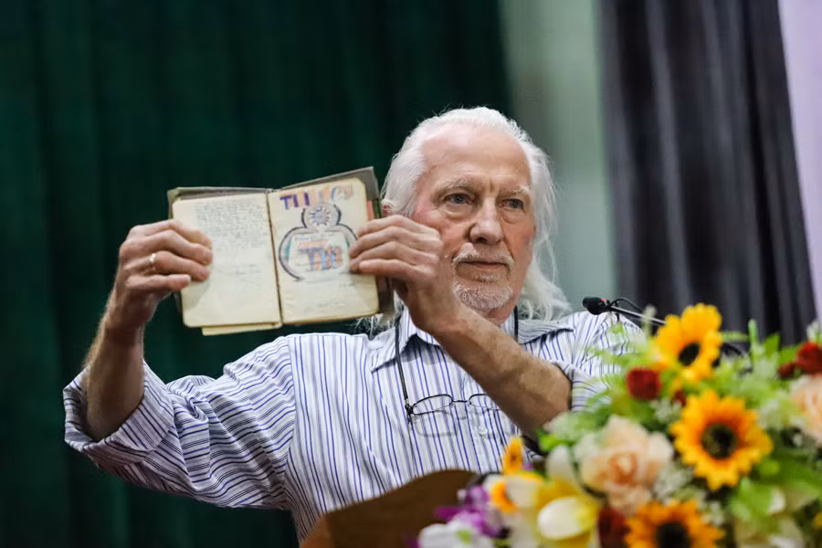 Ông Peter Mathews xúc động nói về cuốn sổ nhật ký của liệt sĩ Cao Xuân Tuất mà ông cất giữ 56 năm qua. (Ảnh: Tùng Nguyễn).