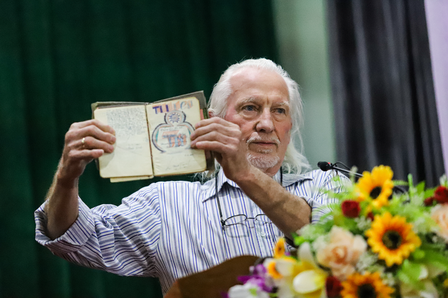 Ông Peter Mathews xúc động nói về cuốn sổ nhật ký của liệt sĩ Cao Xuân Tuất mà ông cất giữ 56 năm qua. (Ảnh: Tùng Nguyễn). Ông Peter Mathews xúc động nói về cuốn sổ nhật ký của liệt sĩ Cao Xuân Tuất mà ông cất giữ 56 năm qua. (Ảnh: Tùng Nguyễn).