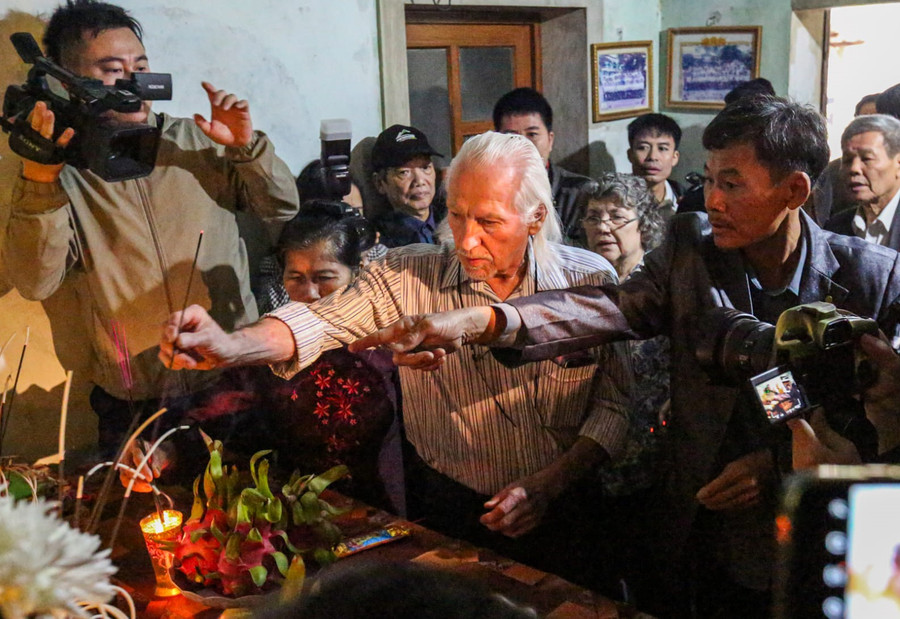 Ông Peter Mathews làm lễ thắp hương trước bàn thờ liệt sĩ Cao Xuân Tuất. (Ảnh: Tùng Nguyễn). Ông Peter Mathews làm lễ thắp hương trước bàn thờ liệt sĩ Cao Xuân Tuất. (Ảnh: Tùng Nguyễn).