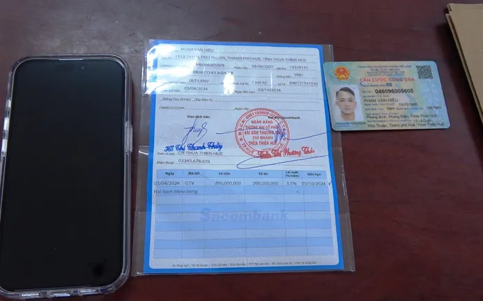 Sau khi trộm được tiền, Hiếu mang 200 triệu đồng đến gửi tiết kiệm tại ngân hàng. (Ảnh: CACC). Sau khi trộm được tiền, Hiếu mang 200 triệu đồng đến gửi tiết kiệm tại ngân hàng. (Ảnh: CACC).